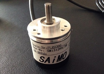速度傳感器的加速工作原理，將加速度轉化成電壓輸出